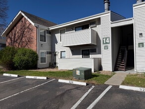 Building Photo - Ground Level 1 Bedroom/1 Bathroom Condo Located In Gated Oak Park Community! (Available Immediately)