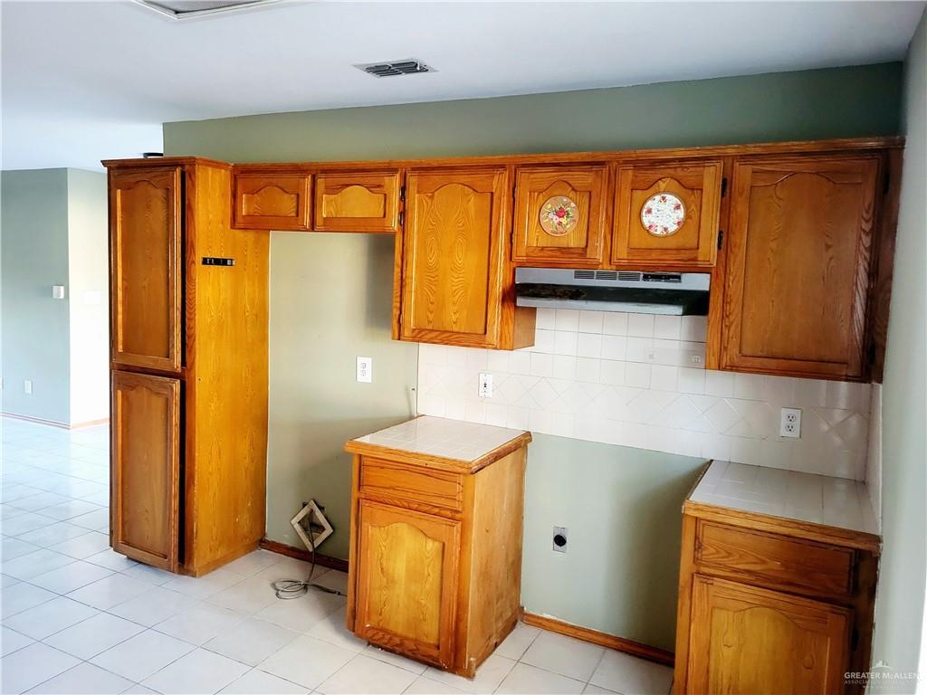 Building Photo - 4 Fairway Dr