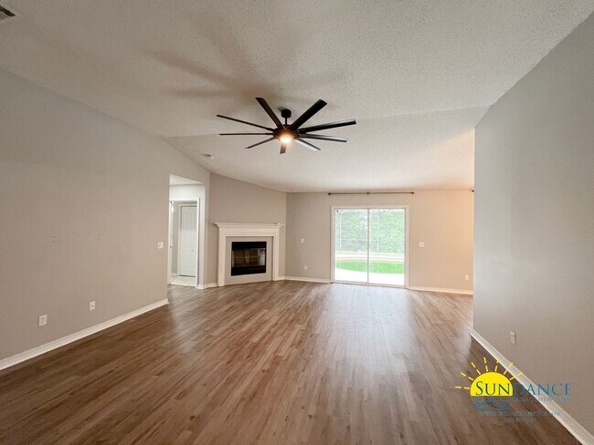 Building Photo - Beautiful 4 Bedroom Home with enclosed poo...