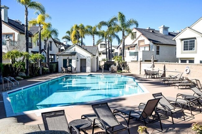 Building Photo - 2 Bedroom 2 Bath Condo with attached garage!