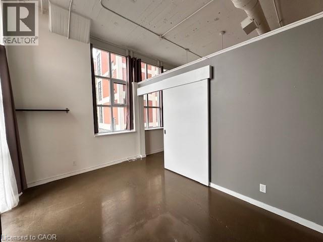 Photo du bâtiment - 410 King St W