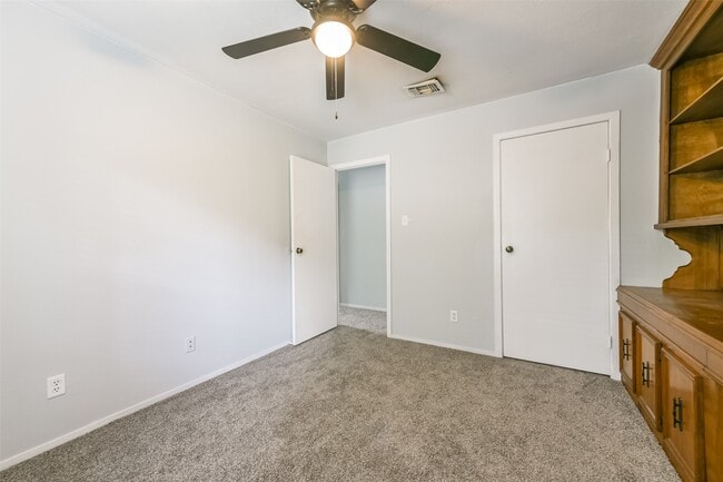 Foto del edificio - 2203 Riverford Dr