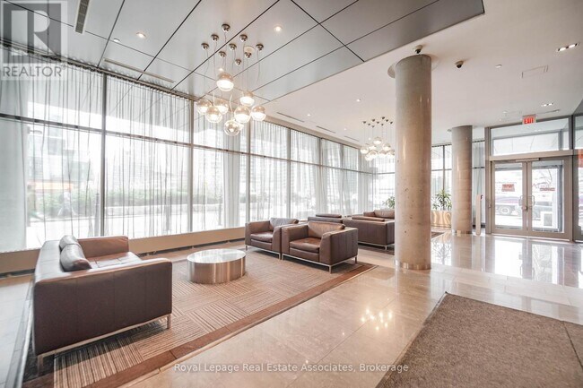 Photo du bâtiment - 705-4k Spadina Ave.