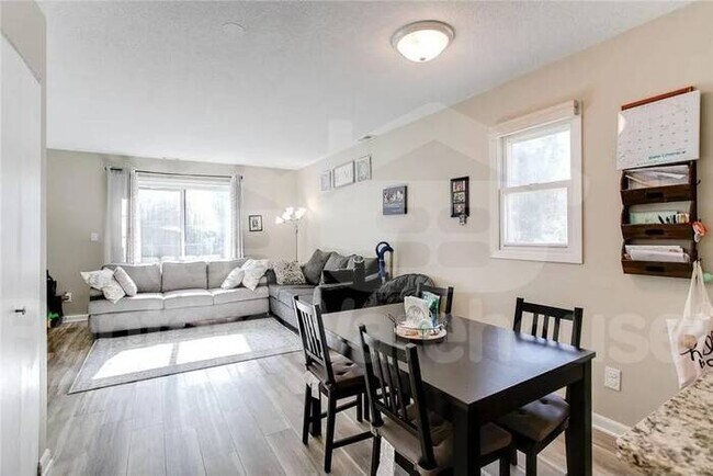 Foto del edificio - 2 Bed 1.5 Bath End Unit Townhome