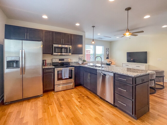 Building Photo - 920 Grand Ave