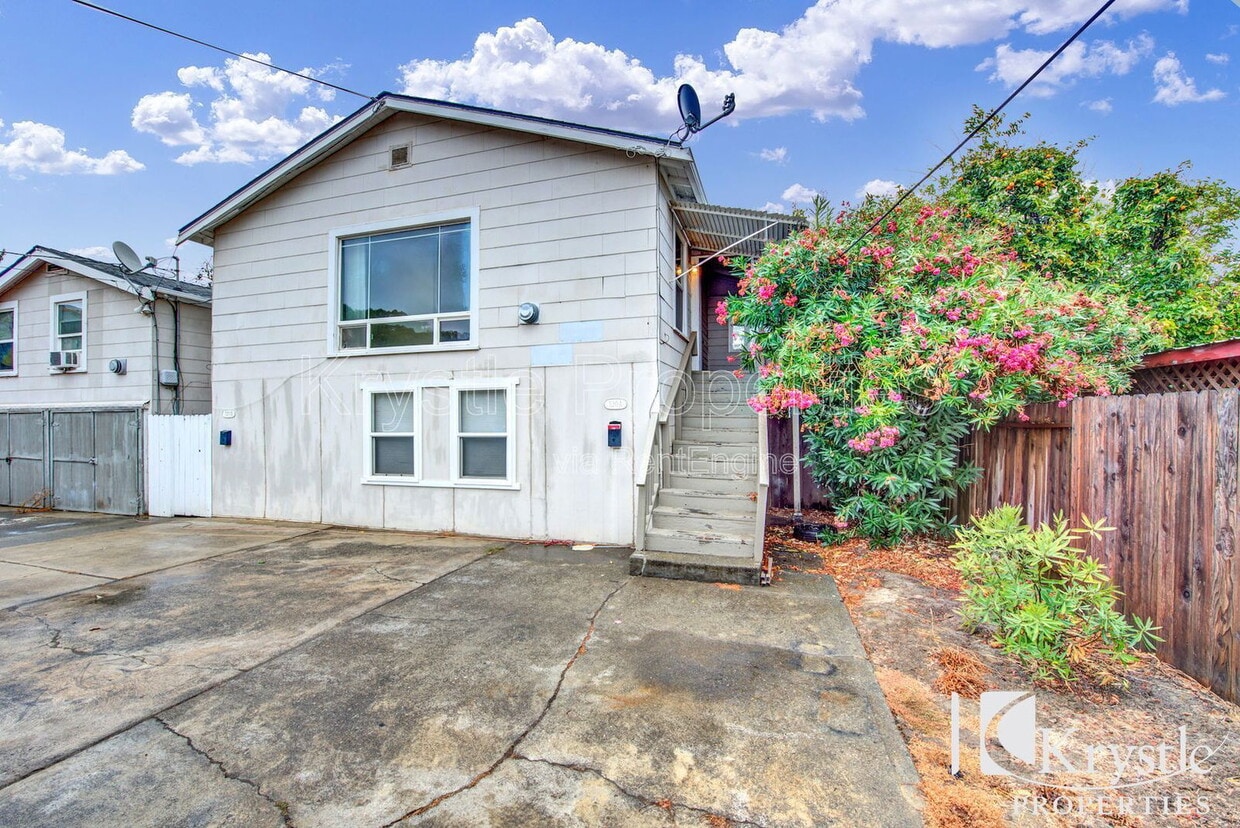 Primary Photo - 320 Evans Ave