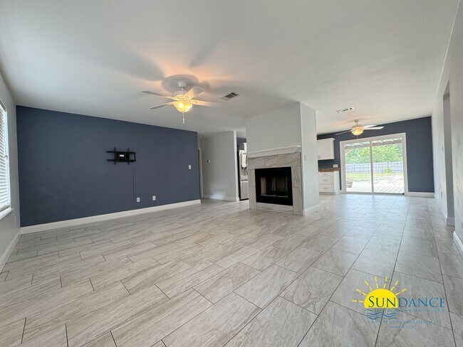 Building Photo - Charming 3-Bedroom Home in Navarre!