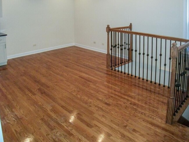 Building Photo - 2 bedroom in Chicago IL 60657