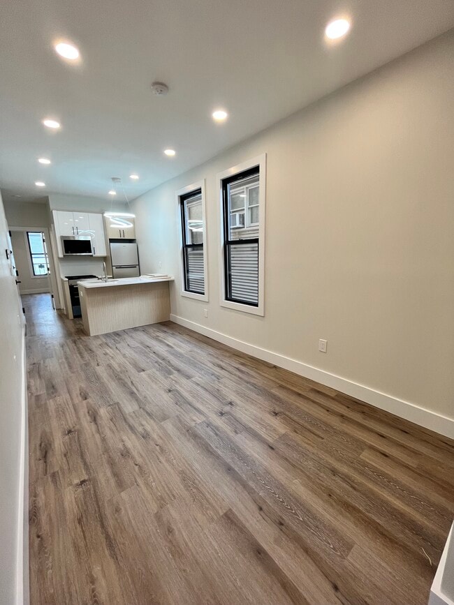 128 Bayview Ave 3R - 126 Bayview Ave