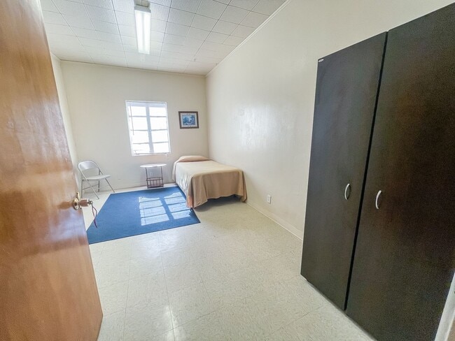 Building Photo - 13 Bedrooms 3 Bathrooms for rent in LOVING NM