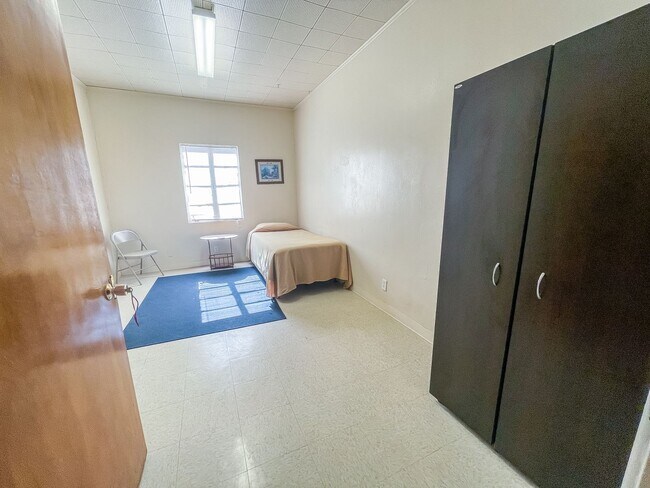 Foto del edificio - 13 Bedrooms 3 Bathrooms for rent in LOVING NM