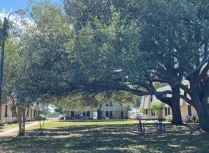 Building Photo - 800 N Hwy 123 Bypass