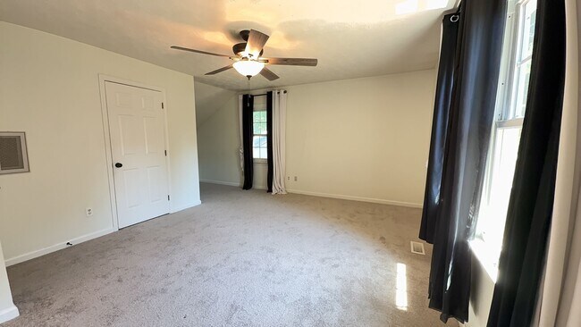 Foto del edificio - Spacious 4-Bedroom Cul-de-Sac Home with Fenced Yard!