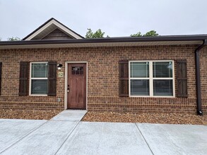 Building Photo - 404 Cedar Ln