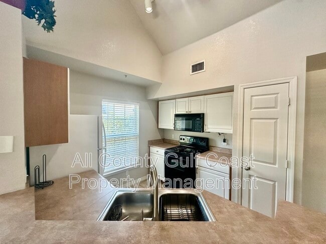 Building Photo - 5631 Rosehill Rd