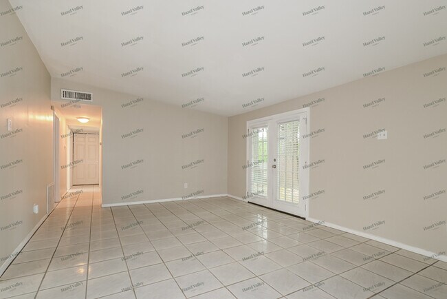 Foto del edificio - 8318 Sagewood Ln