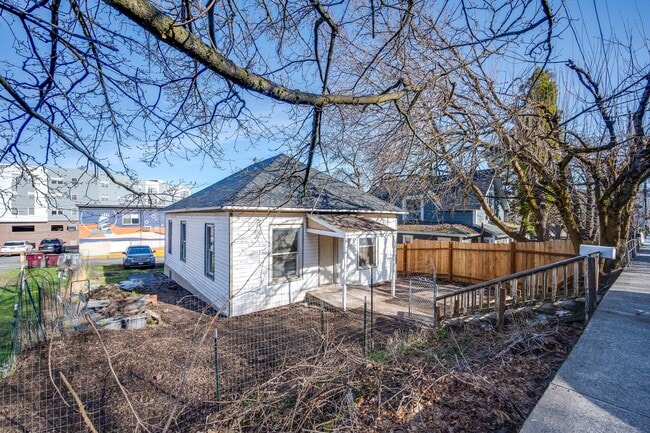 Building Photo - Remodeled 2 Bedroom Home Near WSU & Downto...