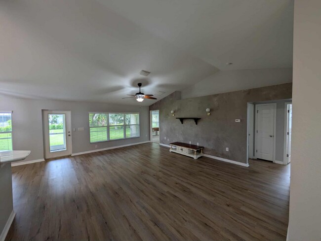 Foto del edificio - 25672 Deep Creek Blvd