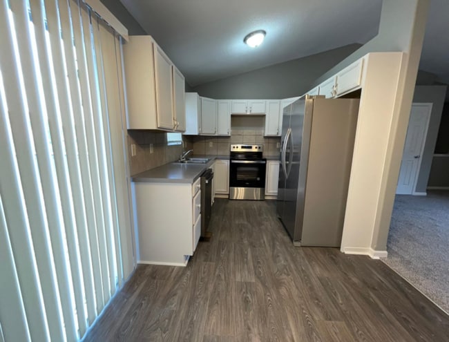 Building Photo - 5 Bedroom 3 Bath Home close to schools and...