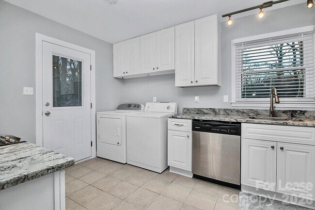 Foto del edificio - 4743 Old Woods Rd