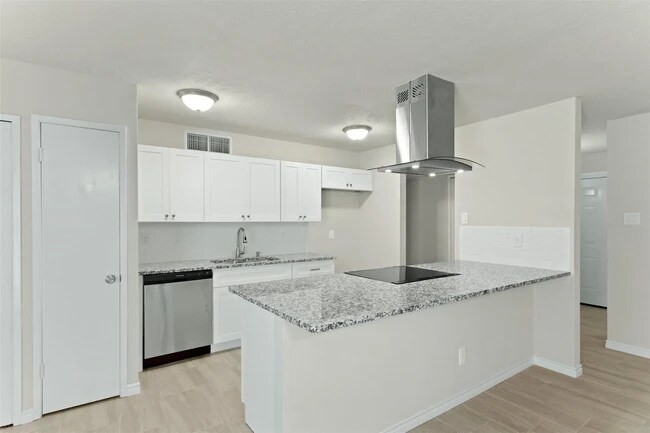 Island with breakfast bar, perfect for cooking - 537 Hanover Dr