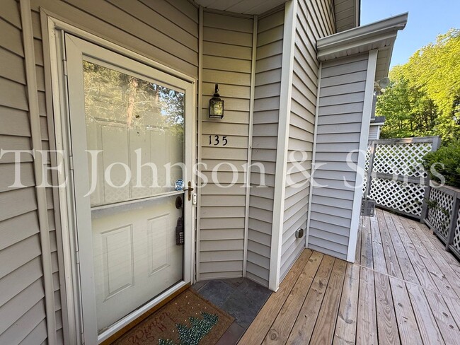 Building Photo - 135 Pebble Rdg Ln
