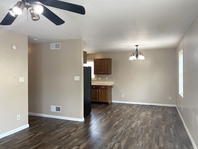 Foto del edificio - MOVE IN READY, APPLY NOW!!