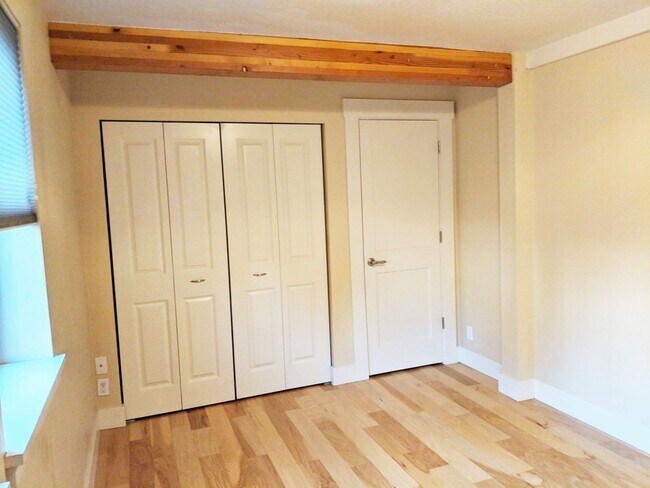 Building Photo - Updated 3 bedroom/3 bathroom duplex at E. ...