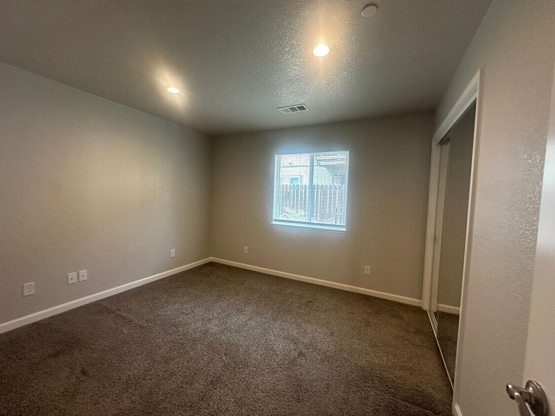 Primary Photo - Super cute Jamestown Duplex!