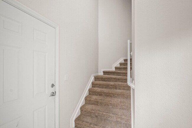 Building Photo - Beautiful Townhome in Laguna lakes 3 bedro...