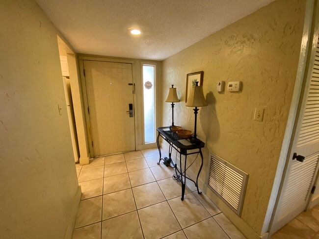 Building Photo - Ground Floor