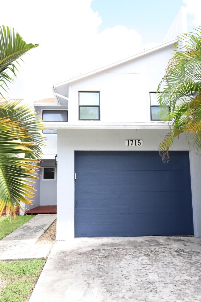 Building Photo - 1715 Woodbridge Lakes Cir