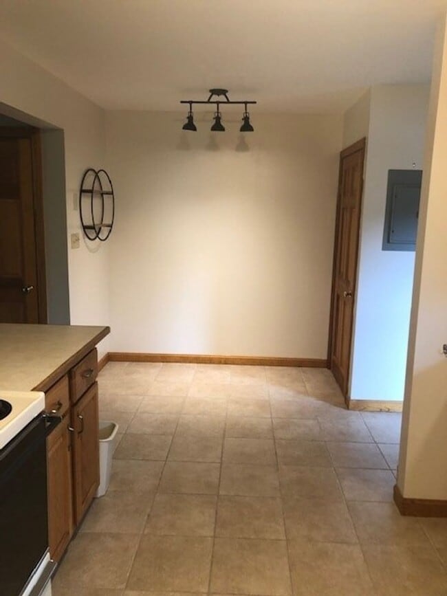 Building Photo - Spacious 2BR/1BA Condo Available February 15th!! - Great Residential Location!