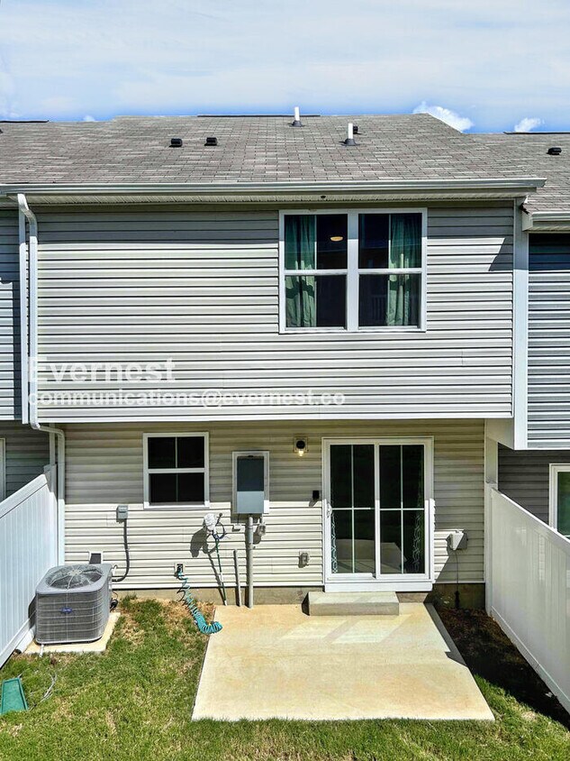 Foto del edificio - 3 Bed, 2.5 Bath Townhome with Fenced Yard / Pet-Friendly / Coming Soon!