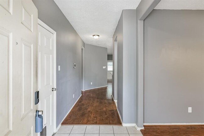 Building Photo - 9502 Belleclaire Ln