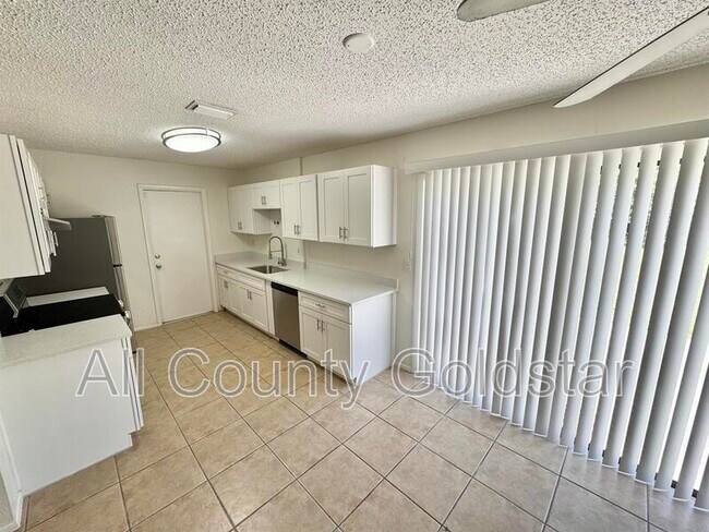 Foto del edificio - 18051 Steele Ave