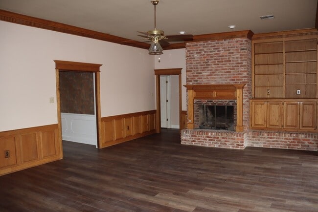 Building Photo - Large Single Family Home in Great Neighborhood