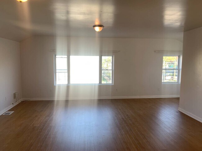 Building Photo - 415 Beach 66th St