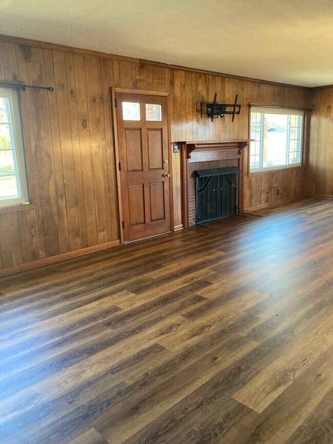 Gran salón de concepto abierto con chimenea y grandes ventanales. - 2227 Wildcat Creek Rd