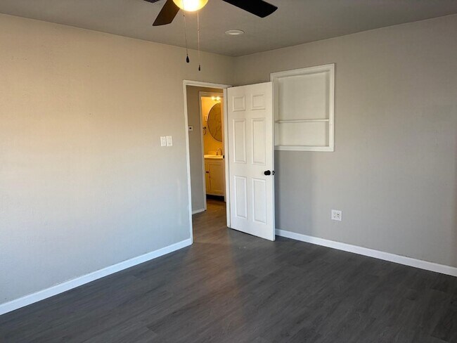 Foto del edificio - 5402 Lyndhurst Dr