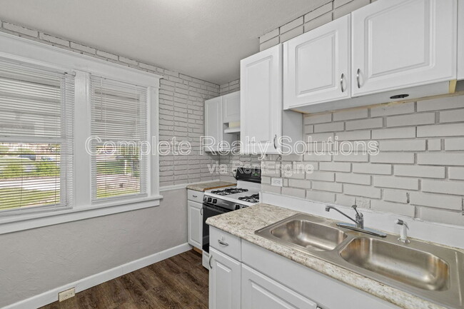 Building Photo - 3514 Colonial Ave
