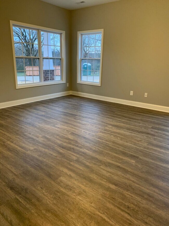 Foto del edificio - Alcoa 37701 - COMING SOON! 3 bedroom, 2 bath home - Contact Troy Adams (865) 233-6949