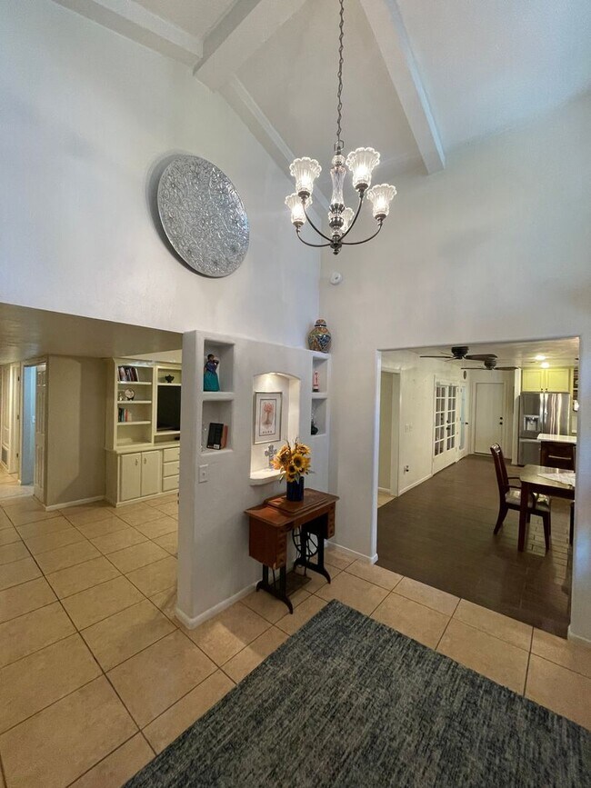 Building Photo - Fully Furnished Solar Home near Hospital!