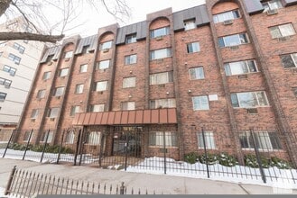 Building Photo - 5820 N Sheridan Rd