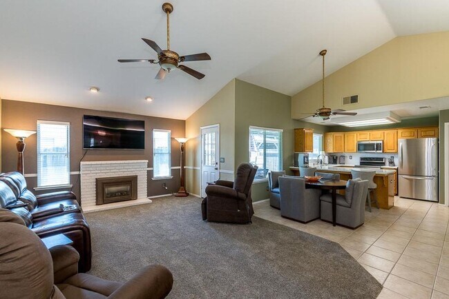 Building Photo - Updated 3/2 Cambridge Near Clovis North