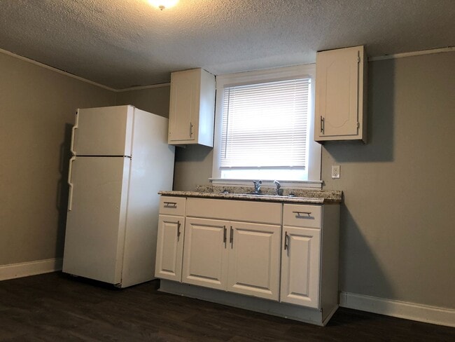 Building Photo - MOVE-IN READY!