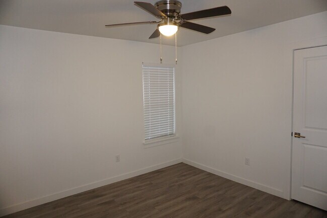 Building Photo - Beautiful Modern 3/3 Townhome in North Lub...
