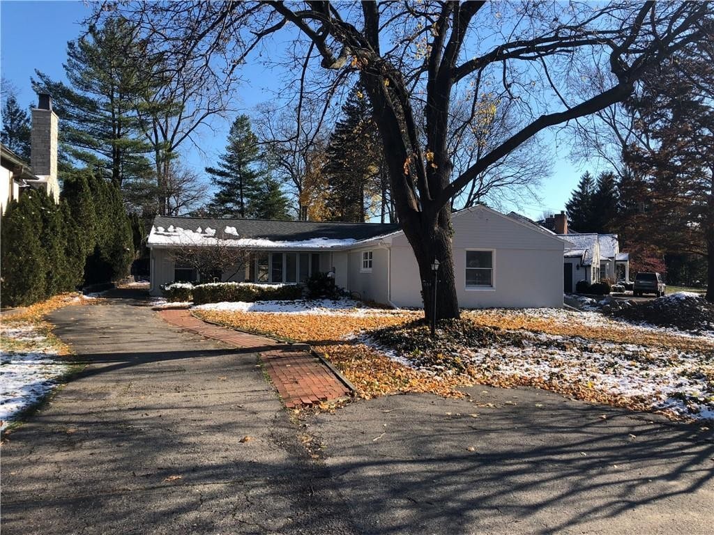 Primary Photo - 350 Lakeside Dr