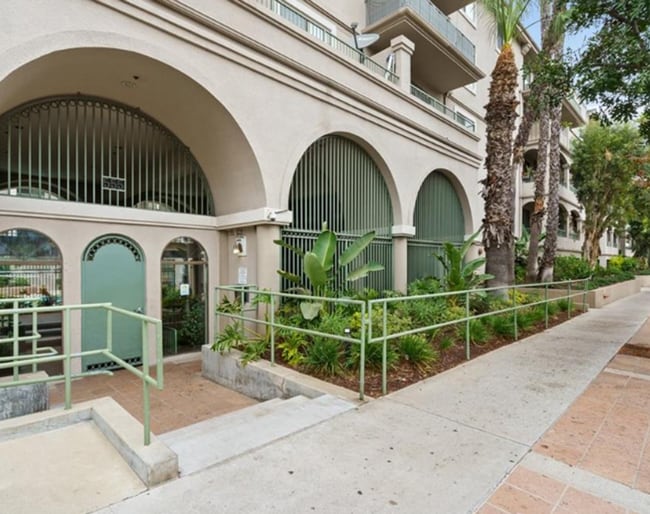 Building Photo - Step into luxury living with this exquisite 2 bedroom 2 bath 3rd floor condo at Emerald Villas