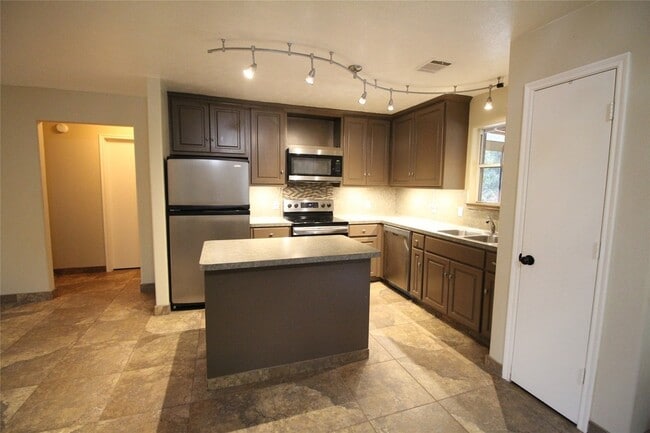 Building Photo - 16405 Sun View Ln